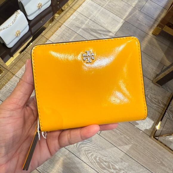 折りたたみ財布 Tory Burch Emerson Patent Mini Wallet 149910 New Tory Burch Emerson Black Patent Leather Small Bi-Fold